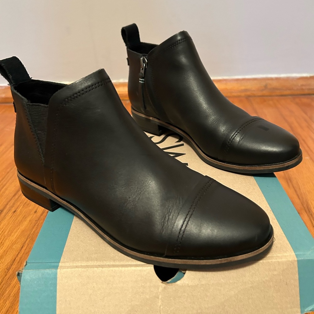 TOMS Reese Black Smooth Waxy Leather Ankle Boots
